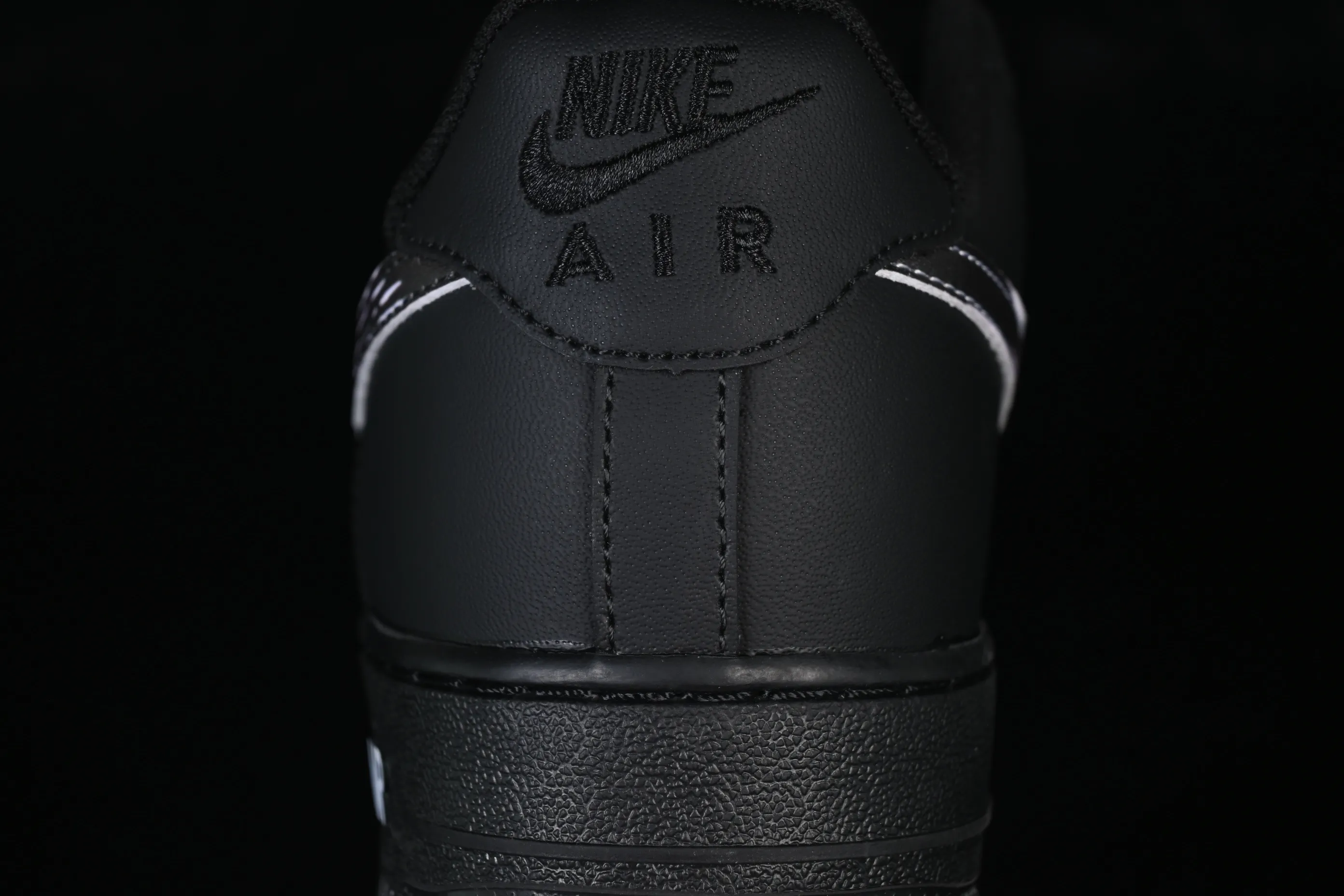 All categories Nk Air Force 1 Air Force series Nk Air Force 1 Low Air Force low top Nike Air Force 1'07 Low Two-dimensional theme Black pattern hook Air Force 1 low-top casual sneakers ZH0316-123